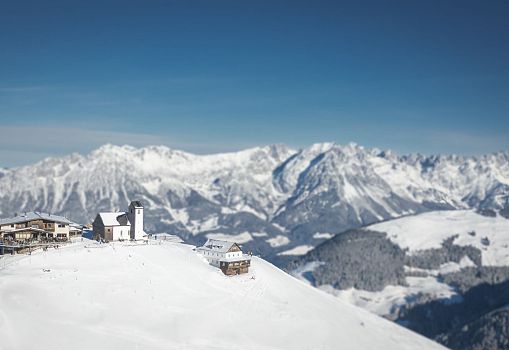 Mountain chapel and huts in the SkiWelt Wilder Kaiser – Brixental with panoramic alpine scenery.